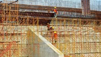 Pekerja merampungkan pembangunan jalan tol.