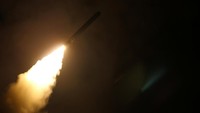 Rudal Tomahawk saat sudah berada di langit setelah diluncurkan. Total ada 66 Tomahawk yang ditembakkan ke Suriah. Foto: Dok. Reuters