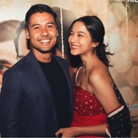 Merek busana bergaya etnik yang juga menjadi favorit Putri Marino adalah Sejauh Mata Memandang. Berpose dengan sang suami, Putri Marino tampak mengenakan koleksi rancangan Citra Subiyakto itu. (Foto: Instagram/Putri Marino)