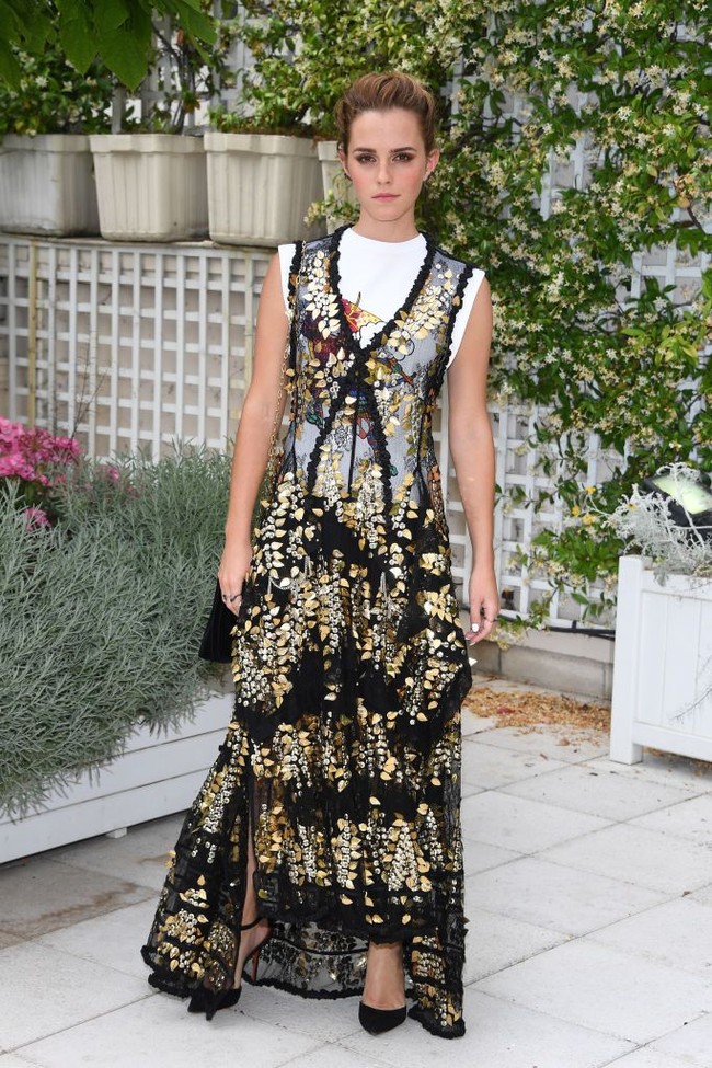 Memadukan kaus dengan gaun? Kenapa tidak! Aktris yang juga aktivis feminis ini tetap bisa tampil modis dengan padu-padan unik tersebut. (Foto: Getty Images)