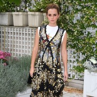 Memadukan kaus dengan gaun? Kenapa tidak! Aktris yang juga aktivis feminis ini tetap bisa tampil modis dengan padu-padan unik tersebut. (Foto: Getty Images)