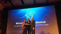 Susi kemudian menerima penghargaan maritim tertinggi dunia yakni Peter Benchley Ocean Awards pada Mei 2017 di Smithsonian, Washington DC. Dan langsung menerima penghargaan itu di Amerika Serikat. (Foto dok. KKP).