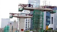 Jajaran tiang pancang berdiri di sepanjang Jalan Rasuna Said.