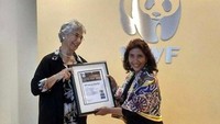 Penghargaan pertama diterima oleh Menteri Kelautan dan Perikanan Susi Pudjiastuti di tahun 2016 yang diganjar sebagai Leaders for a Living Planet dari World Wildlife Fund (WWF) pada September 2016 di Washington DC. (Foto dok. KKP).