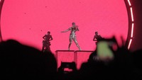 Latar berwarna merah menyala membuat Katy Perry yang memakai gaun emas itu terlihat mencolok. Foto: Septiana Ledysia