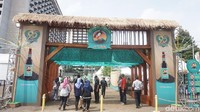 Pengunjung yang mau masuk harus membeli tiket Rp 10.000. Ini gerbang utama area festival yang kali ini digelar di Park & Ride 10 Thamrin, Jakarta Pusat. Foto: Dok. detikFood