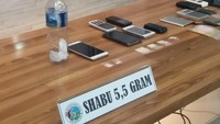 Dan ada orang di Bogor IS (Ibnu), di Bogor Barat. Kita temukan yang bersangkutan ada 33 gram ganja, tuturnya. Ketika polisi menggeledah kosan Ibnu, ditemukan tiga orang habis nyabu di situ. Mereka kemudian diserahkan ke Polsek Bogor Barat. (Foto: Arief Ikhsanudin/detikcom)