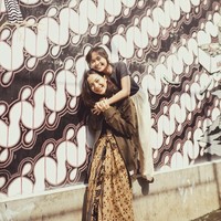 Gaya Putri Marino mengadopsi tren oversized jacket dengan sarung batik. (Foto: Instagram/Putri Marino)