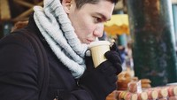 Berada di Borough Market, sepertinya Samuel kedinginan. Ia terlihat menyesap hot chai late untuk menghangatkan badan. Foto: Instagram @samuel_zylgwyn