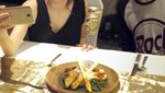Begini Gaya Si Cantik Valerie Thomas Saat Makan Rendang dan Minum Jus
