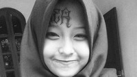 Pada postingan perdananya kala berhijab, ia menuliskan caption tobat. ”Minta doanya biar bisa tobat sepenuhnya. Amin.. Postingannya itu sudah menuai puluhan ribu likes. Foto: Instagram/ iskarandy