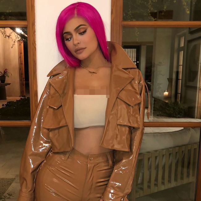 Walau sudah memiliki satu anak, Kylie Jenner tak mau absen dari Coachella tahun ini. Tetap dengan rambut panjang super sleek warna-warni dan baju ketat yang seksi. Foto: Instagram