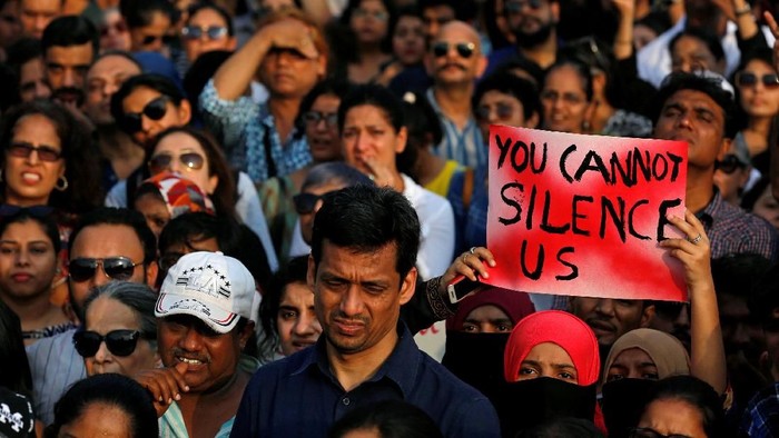 A woman holds a placard as she participates in a protest against the rape of an eight-year-old girl in Kathua near Jammu, and a teenager in Unnao, Uttar Pradesh state, in Mumbai, India, April 15, 2018. REUTERS/Danish Siddiqui