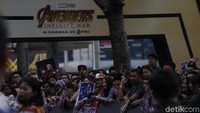 Ratusan fans Avengers dari berbagai negara tampak berkumpul di Marina Bay, Singapura. Para fans pun tak sabar untuk memasuki tempat tersebut.  Foto: Avengers Infinity War