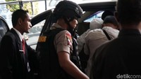 Baasyir dibantu turun dari mobil yang membawanya.