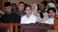 Dhani menunggu sidang dimulai.