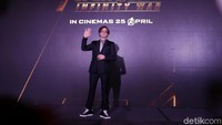 Robert Downey Jr terlihat parlente saat menyapa para penggemar di Singapura. Foto: Asep Syaifullah