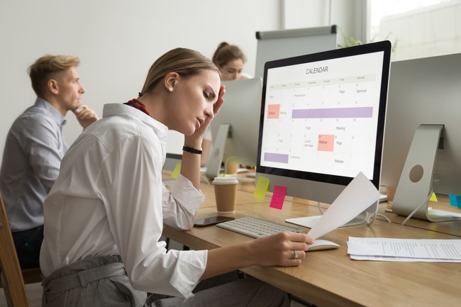 Tugas-tugas yang tadinya menggunung, tiba-tiba berkurang drastis sehingga kamu lebih banyak waktu bersantai di kantor ketimbang bekerja. Waspada jika hal itu terjadi, karena berarti karyawan tidak lagi diberi kepercayaan untuk mengerjakan sebuah proyek. Foto: Thinkstock