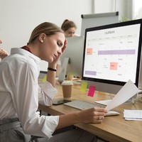 Tugas-tugas yang tadinya menggunung, tiba-tiba berkurang drastis sehingga kamu lebih banyak waktu bersantai di kantor ketimbang bekerja. Waspada jika hal itu terjadi, karena berarti karyawan tidak lagi diberi kepercayaan untuk mengerjakan sebuah proyek. Foto: Thinkstock