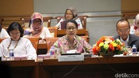 Dalam rapat, Yohana memaparkan program-program Kementerian PPPA serta penyerapan anggaran dan realisasi APBN Kementerian PPPA tahun 2017.
