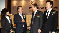 Perusahaan distributor produk saniter dan fitting seperti kloset dan wastafel bermerek TOTO ini menawarkan harga sahamnya di kisaran Rp 1.160 sampai dengan Rp 1.520 per lembar saham. Jika dihitung maka rentang dana yang bisa diperoleh perusahaan sebesar Rp 812 miliar sampai dengan Rp 1,06 triliun.