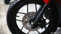 Sistem pengereman pada Vario 150 terbaru ini lebih nyaman dengan disematkan Wavy Disc Brake berukuran 190mm dan semakin optimal dengan kehadiran teknologi Combi Brake System (CBS) yang mampu membantu menyeimbangkan pengereman roda belakang dan depan secara lebih optimal.