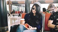 Pose wisatawan di sebuah bandara. Traveler tahu di manakah Maudy Ayunda ini? (Maudy Ayunda/Instagram)