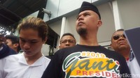 Pantauan detikcom, Dhani tiba di Pengadilan Negeri Jakarta Selatan, Jl. Ampera Raya, Jakarta Selatan, pukul 15.00 WIB Senin (16/4/2018).
