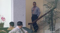 Tersangka kasus dugaan suap pengadaan pesawat dan mesin pesawat dari Airbus S.A.S dan Rolls-Royce P.L.C kepada PT Garuda Indonesia (Persero), Emirsyah Satar keluar dari ruang penyidik gedung Komisi Pemberantasan Korupsi (KPK), Jakarta, Senin (16/4) seusai menjalani pemeriksaan.