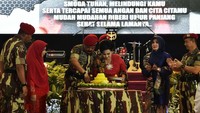 Panglima TNI Marsekal Hadi Tjahjanto memotong tumpeng syukuran HUT Kopassus. Istimewa/Puspen TNI.