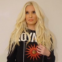 Wanita yang akan menginjak usia 47 tahun itu kini sudah menikmati hidup kaya raya dan karier suksesnya. Menjadi glamour dengan barang-barang mewah sudah tak lagi asing baginya.  Foto: dok. Instagram