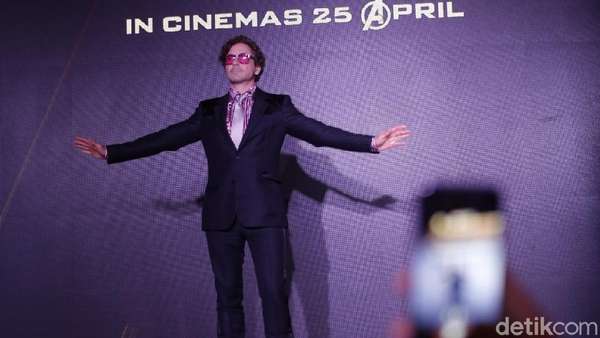 Aksi Konyol Robert Downey saat Jumpa Pers Avengers: Infinity War Aksi Konyol Robert Downey saat Jumpa Pers Avengers: Infinity War