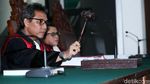 Foto: Usai Sidang, Ahmad Dhani Pose Victory Bareng Al-Dul