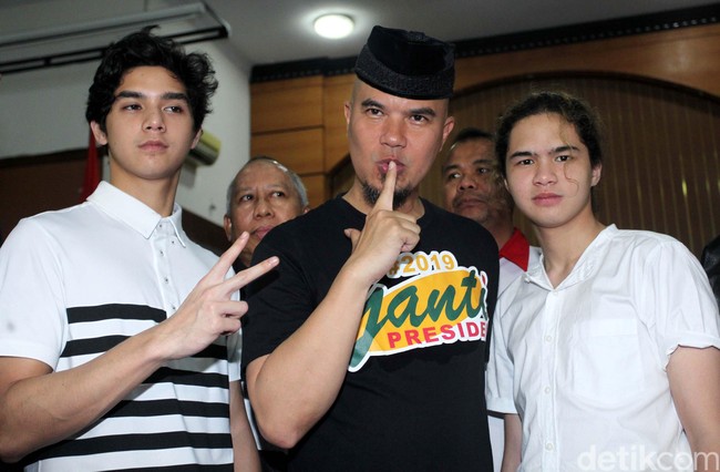 Bukan Ahmad Dhani namanya jika tidak tampil eksentrik. Menghadiri sidang perdananya atas kasus ujaran kebencian, Dhani mengenakan kaus bergambar logo sebuah hypermarket namun sudah diganti tulisannya menjadi #2019GantiPresiden. Foto: Lamhot Aritonang/Detikcom