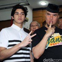 Bukan Ahmad Dhani namanya jika tidak tampil eksentrik. Menghadiri sidang perdananya atas kasus ujaran kebencian, Dhani mengenakan kaus bergambar logo sebuah hypermarket namun sudah diganti tulisannya menjadi #2019GantiPresiden. Foto: Lamhot Aritonang/Detikcom