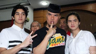 Deretan Gaya Ahmad Dhani Pakai Kaus Anak Band hingga Ganti Presiden