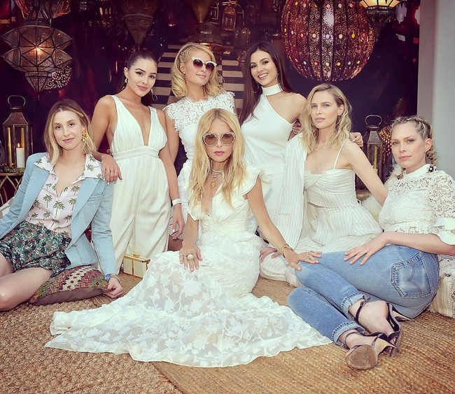 Paris Hilton, Rachel Zoe dan gengnya kompak memakai nuansa putih di Coachella tahun ini. Foto: Instagram