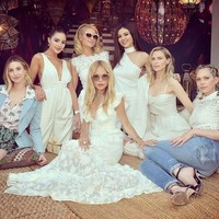 Paris Hilton, Rachel Zoe dan gengnya kompak memakai nuansa putih di Coachella tahun ini. Foto: Instagram