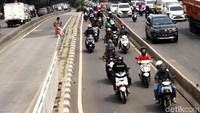 Terlebih di jam-jam sibuk, seperti jam pergi dan pulang kantor.