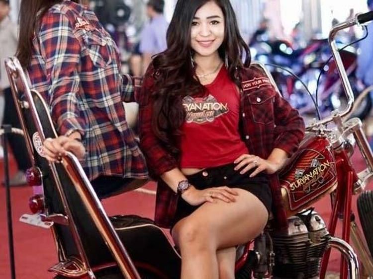 Gadis Cantik dan Motor Modifikasi