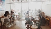 Suasana sorenya memang enak untuk tempat bersantai ya. Foto: Instagram @yata.indonesia