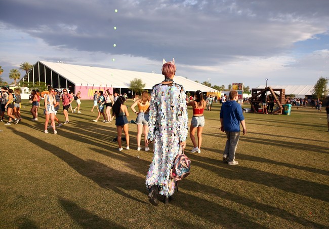 Jaket sequin panjang di tengah gurun? Siapa takut? Foto: Dok. Getty Images