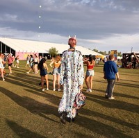 Jaket sequin panjang di tengah gurun? Siapa takut? Foto: Dok. Getty Images