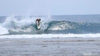 Pantai Tanjung Setia cocok nih untuk yang suka olahraga karena ombaknya mencapai 10 meter lho. Memang, spor surfing di Pantai Tanjung Setia sudah mendunia. (Foto: Mercy Raya)