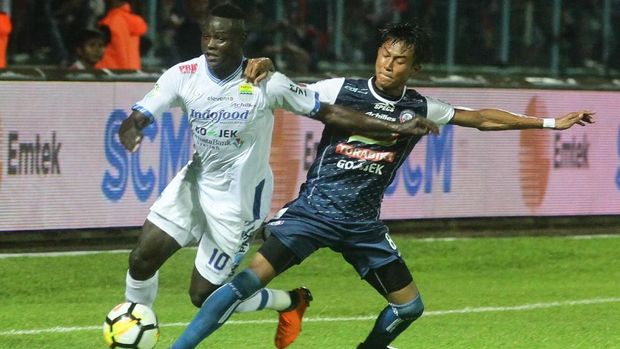 Duel Arema FC vs Persib Bandung berakhir imbang 2-2.