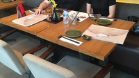Kayaknya Sherina sering banget kulineran bareng sang ayah. Ini potret saat pelantun lagu Pergilah Kau siap menikmati makanan di restoran Jepang. Foto: Instagram @sherinasinna