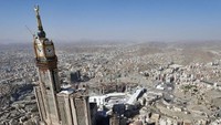 Arab Saudi juga punya menara yang tinggi yang ada jam besarnya. Gedung setinggi 601 meter ini tidak asing lagi bagi yang pernah umrah dan naik haji. Foto: Getty Images