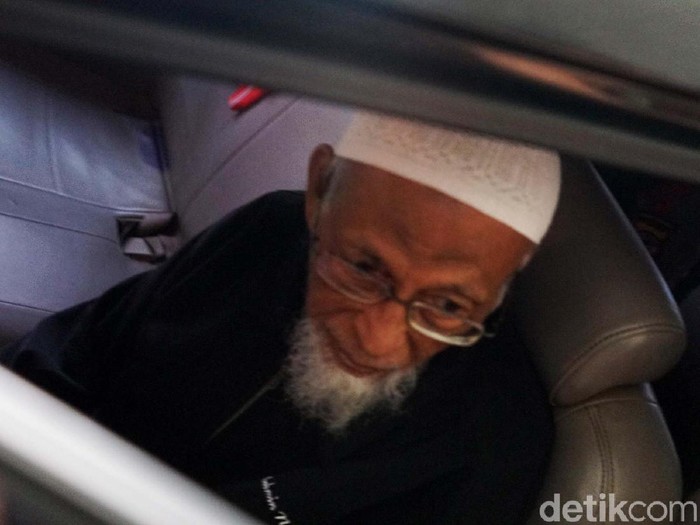 Ustaz Abu Bakar Baasyir kembali menjalani cek kesehatan di RSCM, Jakarta Pusat. Ia meninggalkan RSCM setelah hampir 5 jam.