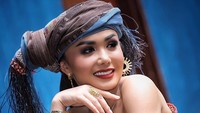 Akhir pekan ini, Yuni Shara memposting foto saat dirinya memakai ulos Batak. Namun sayang foto tersebut justru mendapatkan nyinyiran dari netizen.  Foto: Dok. Instagram/yunishara36