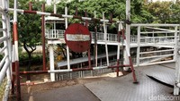 Kini JPO tidak dapat untuk menyeberang, karena tidak terhubung. JPO hanya digunakan untuk naik ke halte busway.